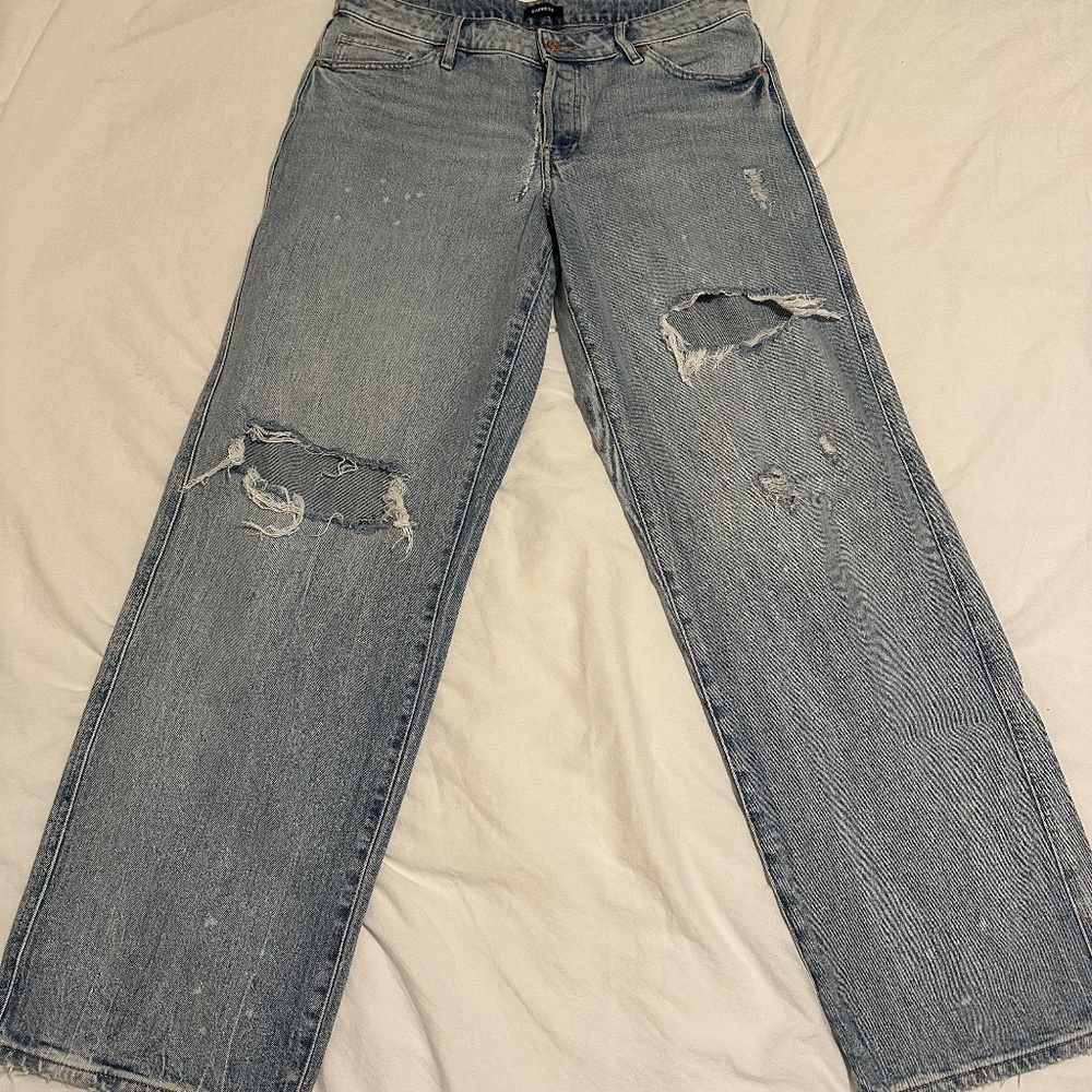 Express Womans Jeans Relaxed Straight Jeans 8R Light Blue Distressed